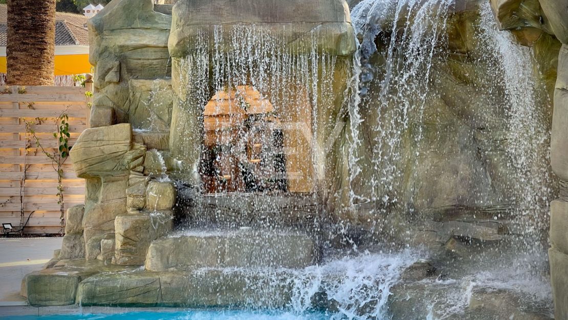 Роскошный дом на берегу моря в престижном комунити Марбельи клуб