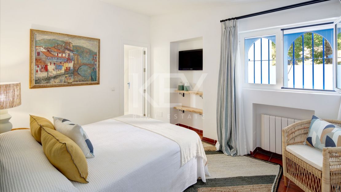 Роскошный дом на берегу моря в престижном комунити Марбельи клуб