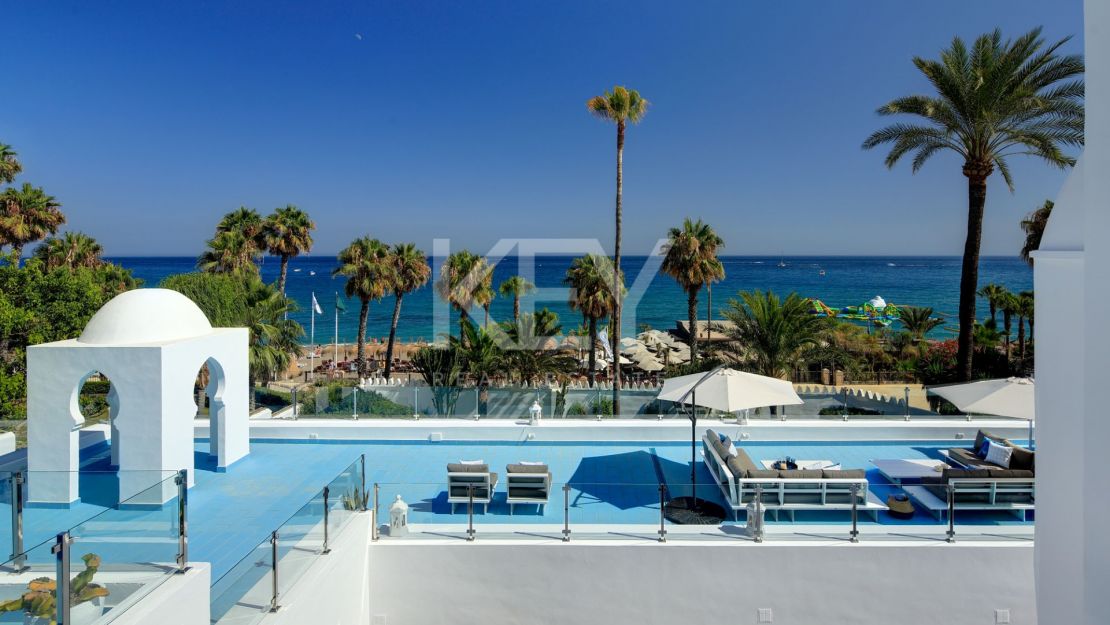 Роскошный дом на берегу моря в престижном комунити Марбельи клуб