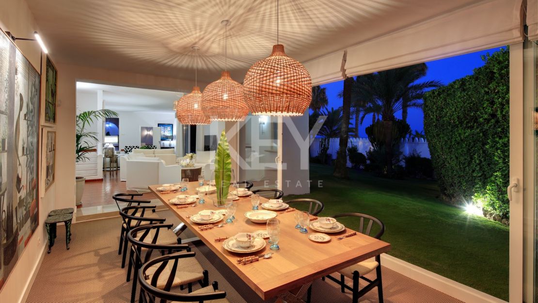 Роскошный дом на берегу моря в престижном комунити Марбельи клуб