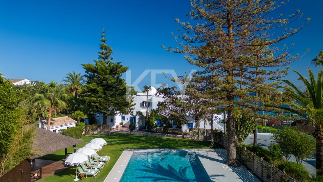 Роскошный дом на берегу моря в престижном комунити Марбельи клуб