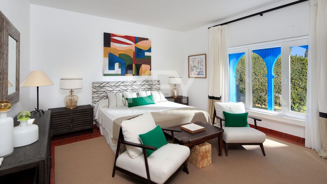 Роскошный дом на берегу моря в престижном комунити Марбельи клуб