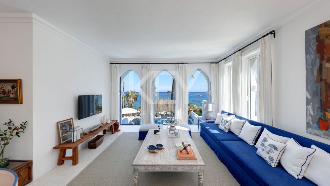 Роскошный дом на берегу моря в престижном комунити Марбельи клуб