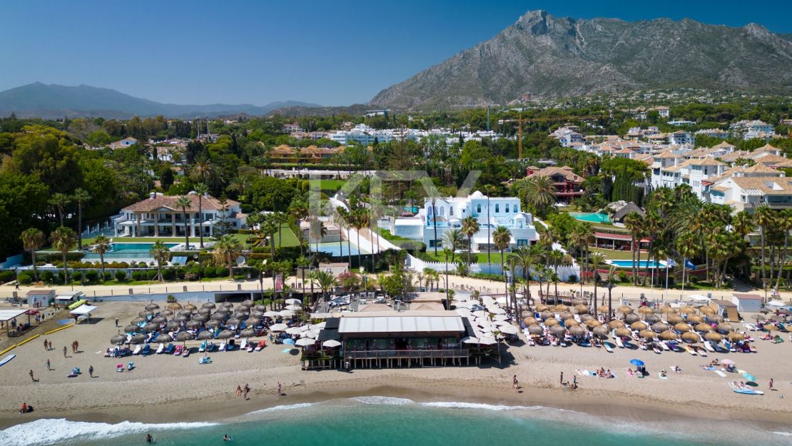 Роскошный дом на берегу моря в престижном комунити Марбельи клуб