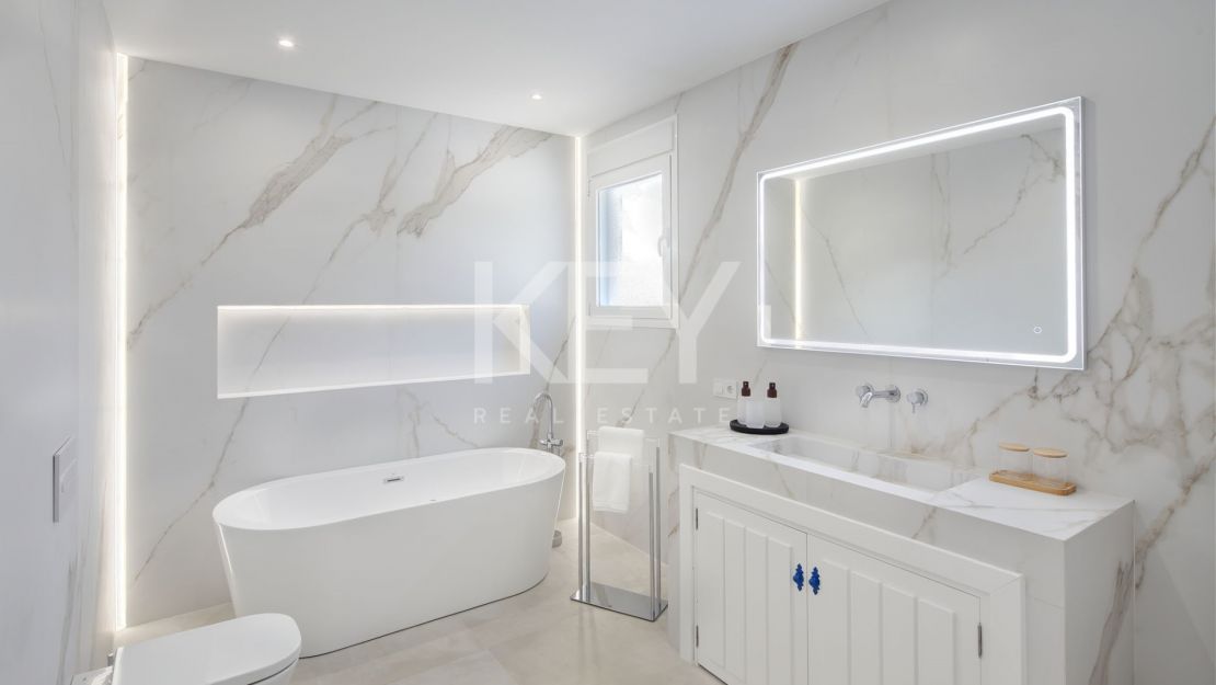 Роскошный дом на берегу моря в престижном комунити Марбельи клуб