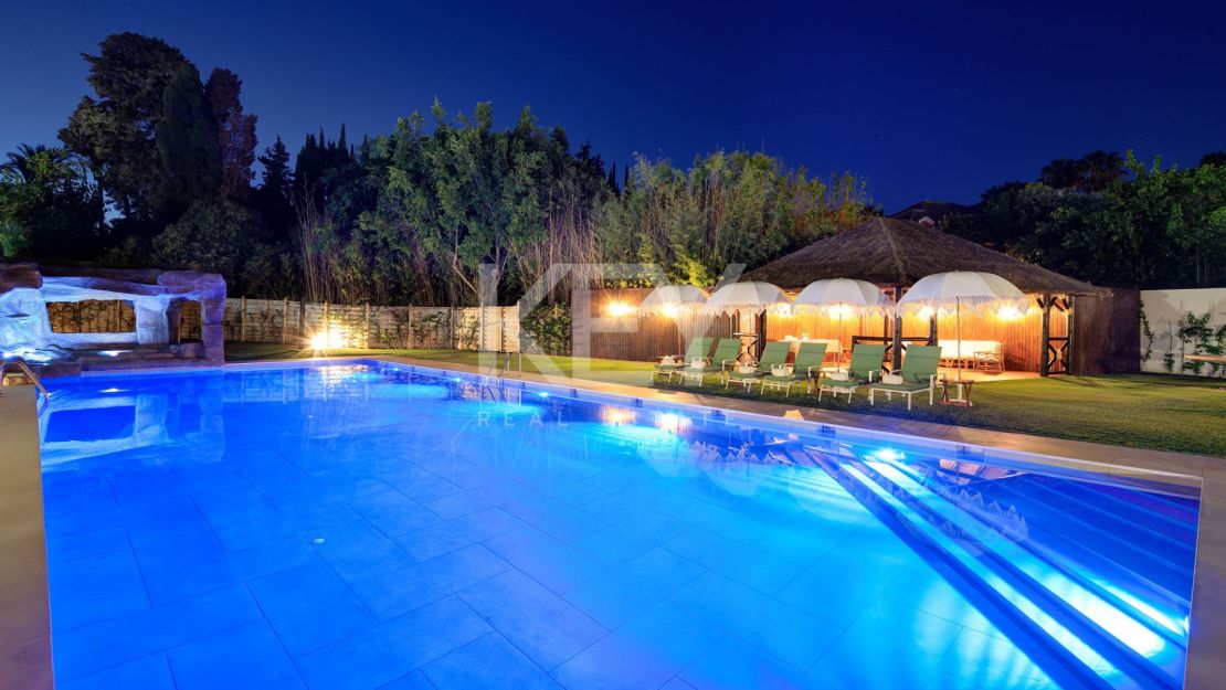 Роскошный дом на берегу моря в престижном комунити Марбельи клуб