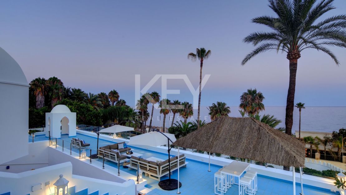 Роскошный дом на берегу моря в престижном комунити Марбельи клуб