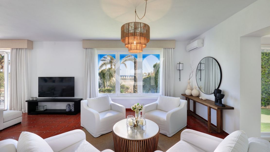 Роскошный дом на берегу моря в престижном комунити Марбельи клуб