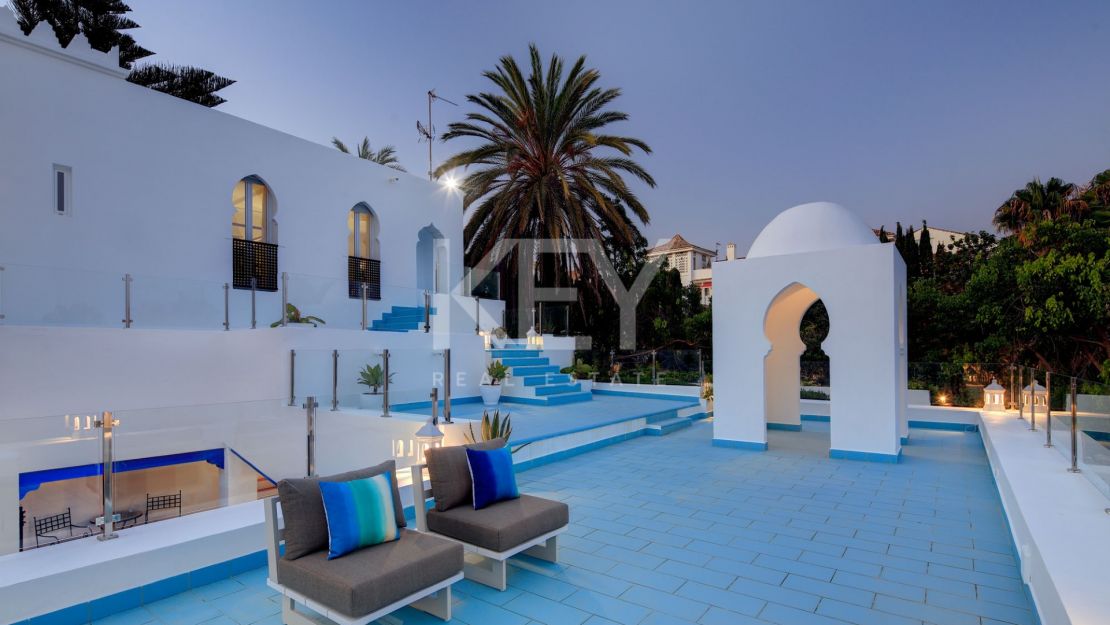 Роскошный дом на берегу моря в престижном комунити Марбельи клуб