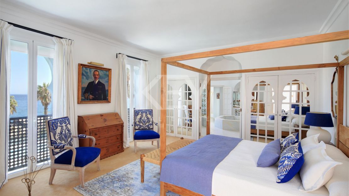 Роскошный дом на берегу моря в престижном комунити Марбельи клуб