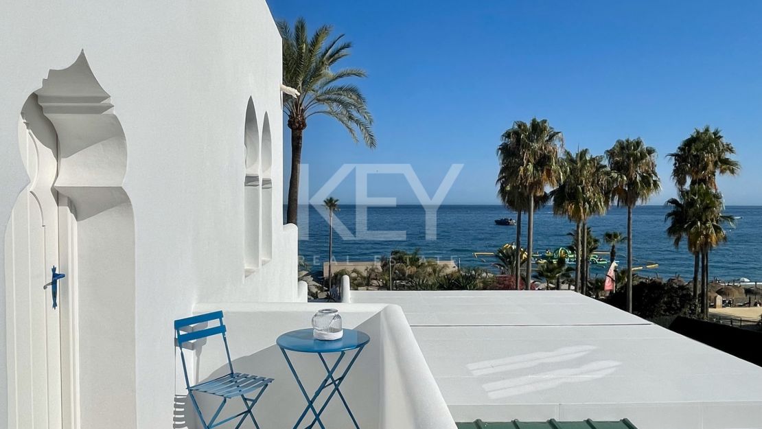 Роскошный дом на берегу моря в престижном комунити Марбельи клуб