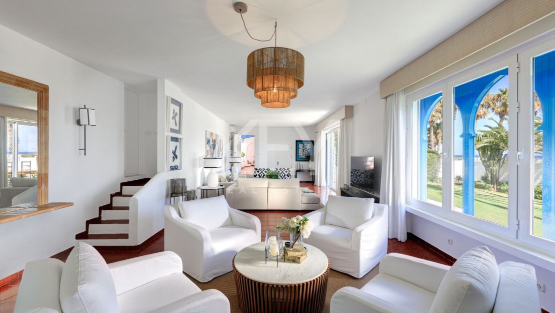 Роскошный дом на берегу моря в престижном комунити Марбельи клуб