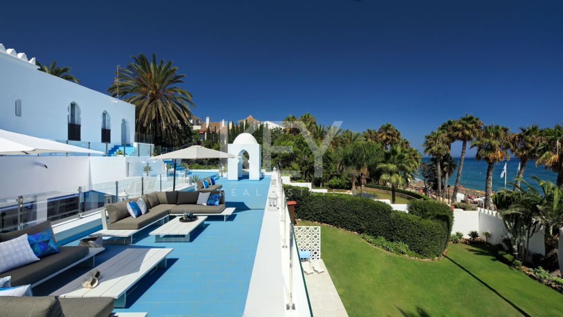 Роскошный дом на берегу моря в престижном комунити Марбельи клуб