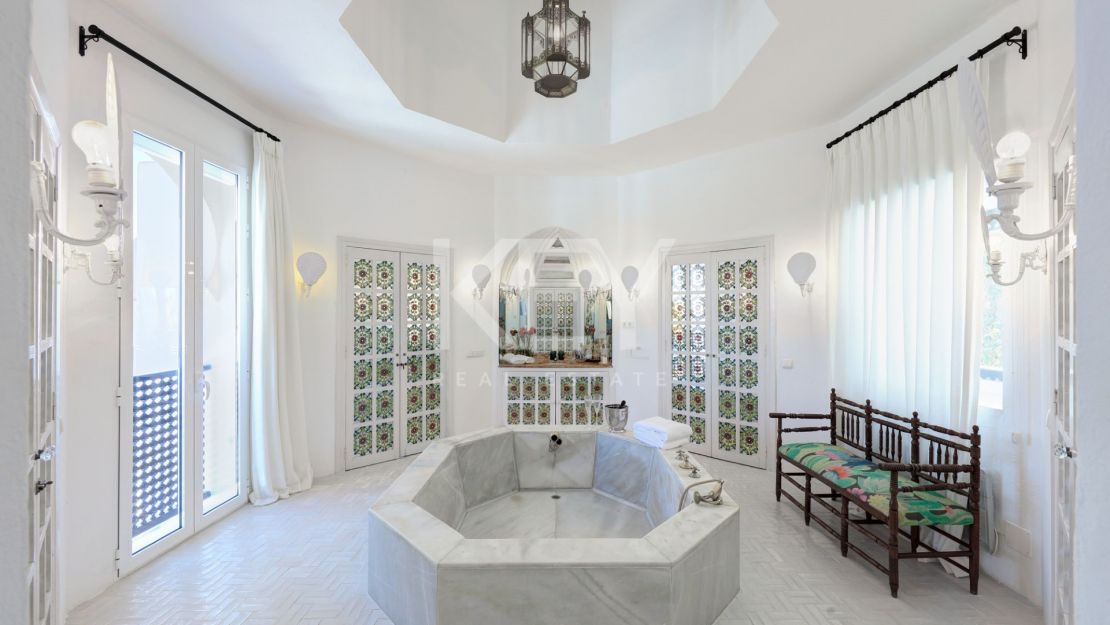 Роскошный дом на берегу моря в престижном комунити Марбельи клуб