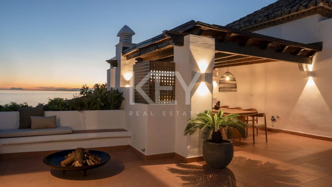 Renovated duplex penthouse for sale in the fantastic area in Alcazaba beach, Estepona