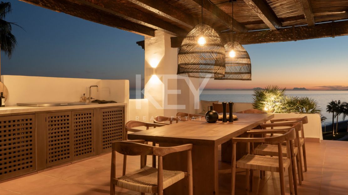 Renovated duplex penthouse for sale in the fantastic area in Alcazaba beach, Estepona