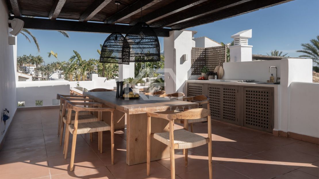 Renovated duplex penthouse for sale in the fantastic area in Alcazaba beach, Estepona