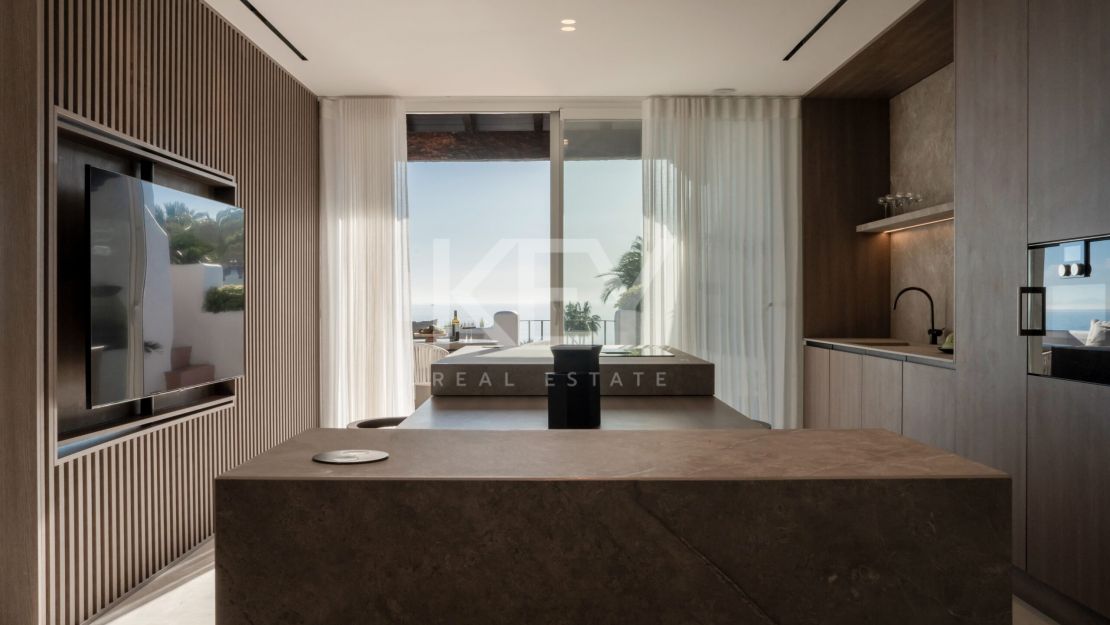 Renovated duplex penthouse for sale in the fantastic area in Alcazaba beach, Estepona