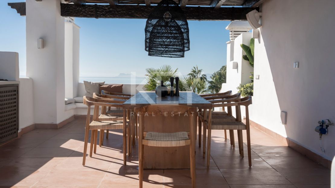 Renovated duplex penthouse for sale in the fantastic area in Alcazaba beach, Estepona