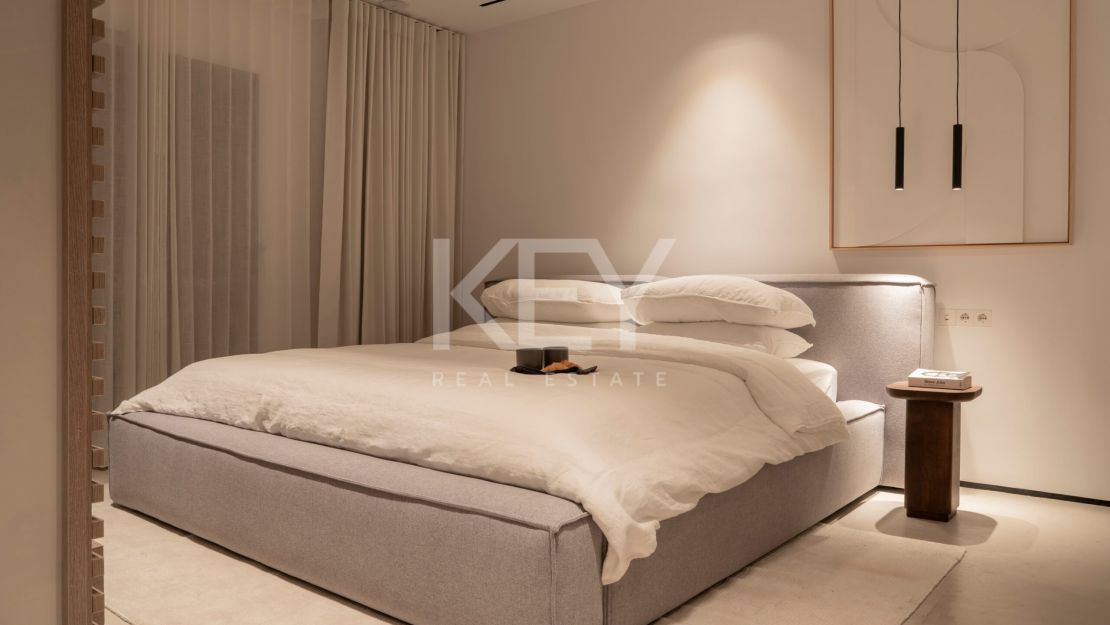 Renovated duplex penthouse for sale in the fantastic area in Alcazaba beach, Estepona