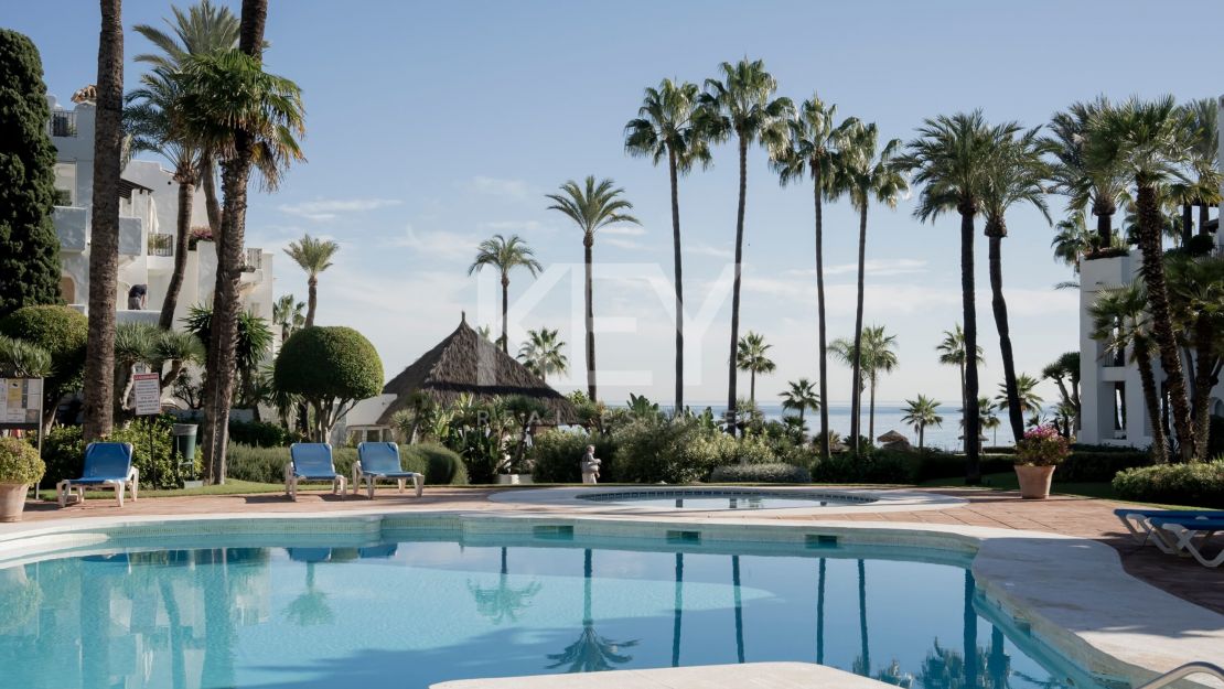 Renovated duplex penthouse for sale in the fantastic area in Alcazaba beach, Estepona