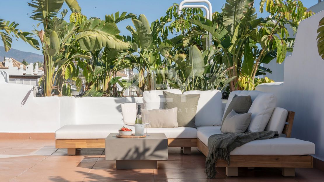 Renovated duplex penthouse for sale in the fantastic area in Alcazaba beach, Estepona