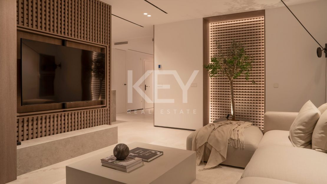 Renovated duplex penthouse for sale in the fantastic area in Alcazaba beach, Estepona