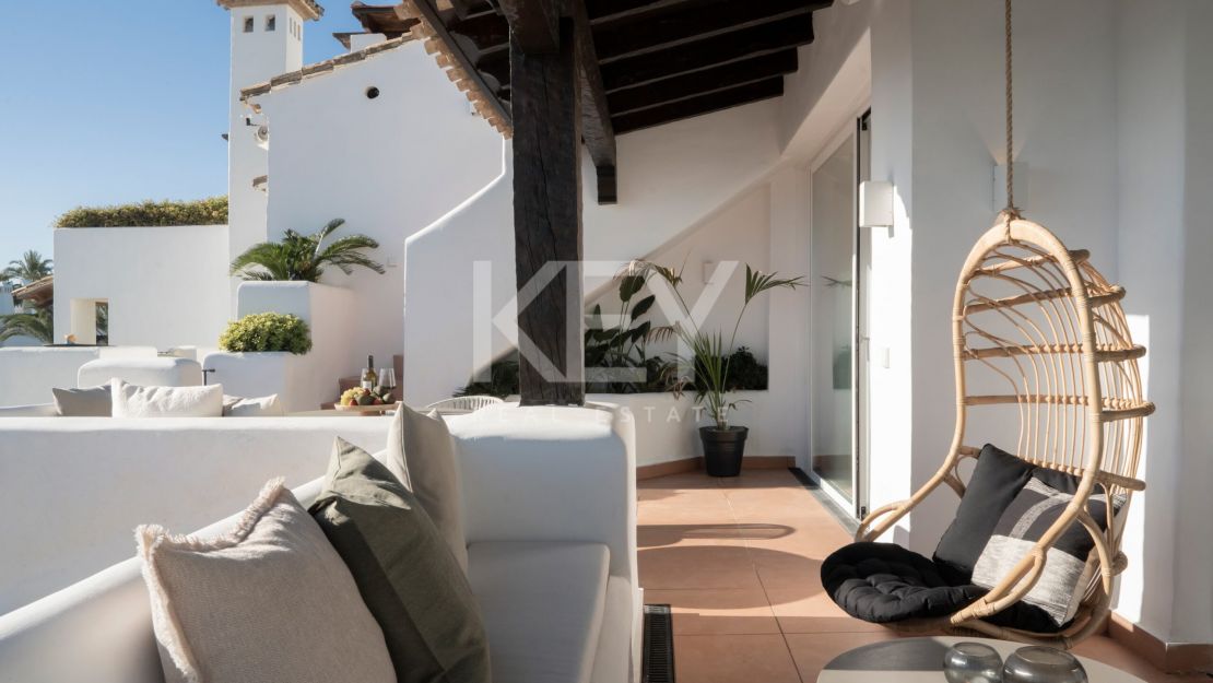 Renovated duplex penthouse for sale in the fantastic area in Alcazaba beach, Estepona