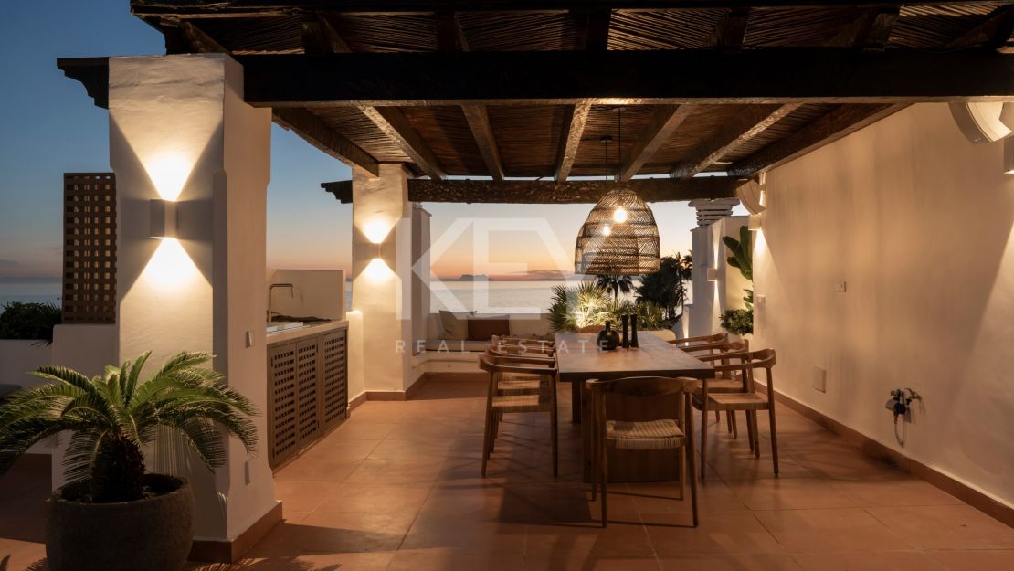 Renovated duplex penthouse for sale in the fantastic area in Alcazaba beach, Estepona