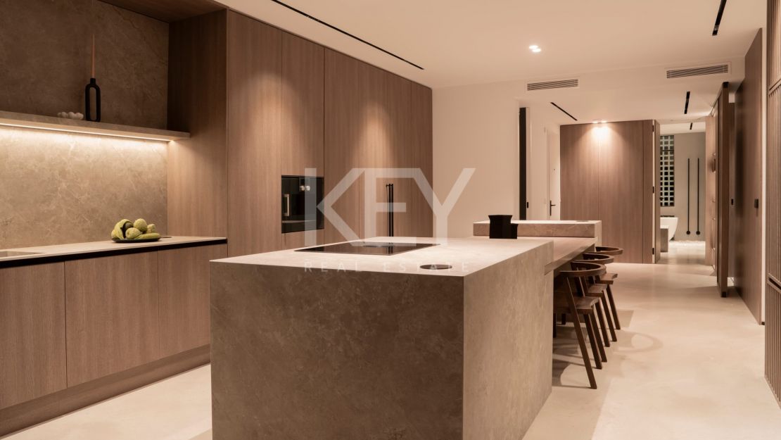 Renovated duplex penthouse for sale in the fantastic area in Alcazaba beach, Estepona