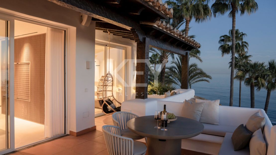 Renovated duplex penthouse for sale in the fantastic area in Alcazaba beach, Estepona