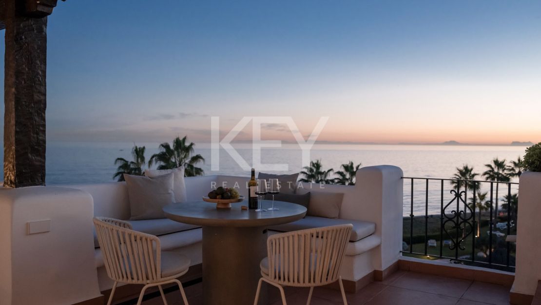 Renovated duplex penthouse for sale in the fantastic area in Alcazaba beach, Estepona
