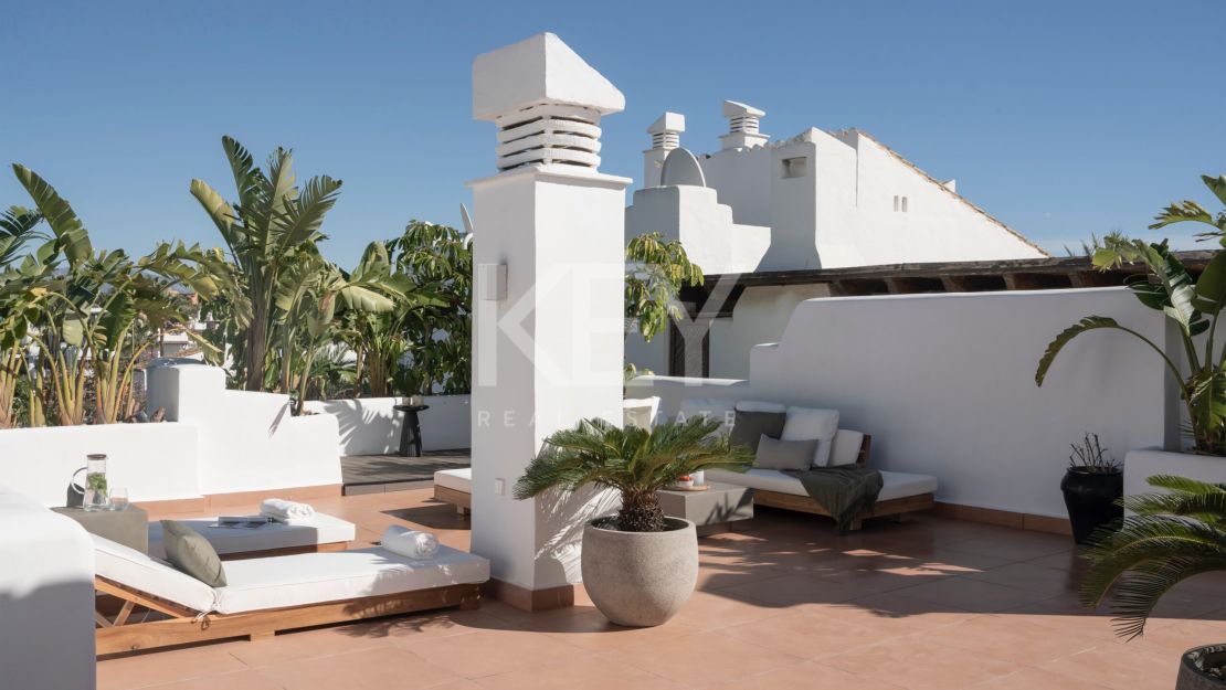 Renovated duplex penthouse for sale in the fantastic area in Alcazaba beach, Estepona