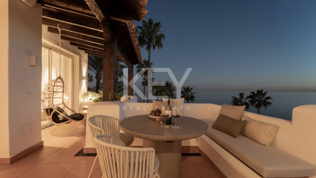 Renovated duplex penthouse for sale in the fantastic area in Alcazaba beach, Estepona