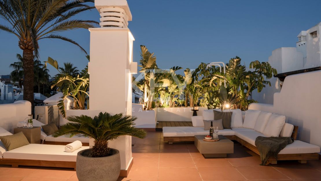 Renovated duplex penthouse for sale in the fantastic area in Alcazaba beach, Estepona