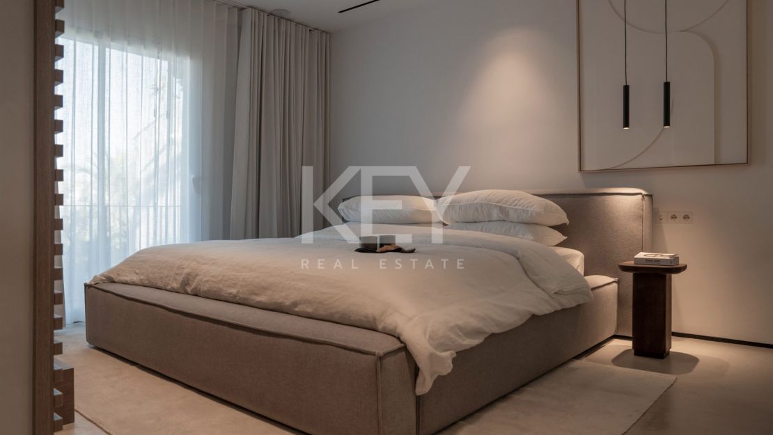 Renovated duplex penthouse for sale in the fantastic area in Alcazaba beach, Estepona