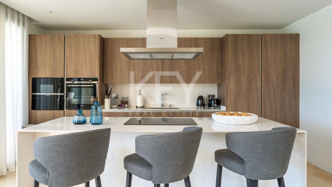 Современная вилла в потрясающей долине гольфа на продажу в Лос-Оливос, Нуэва-Андалусия, Марбея