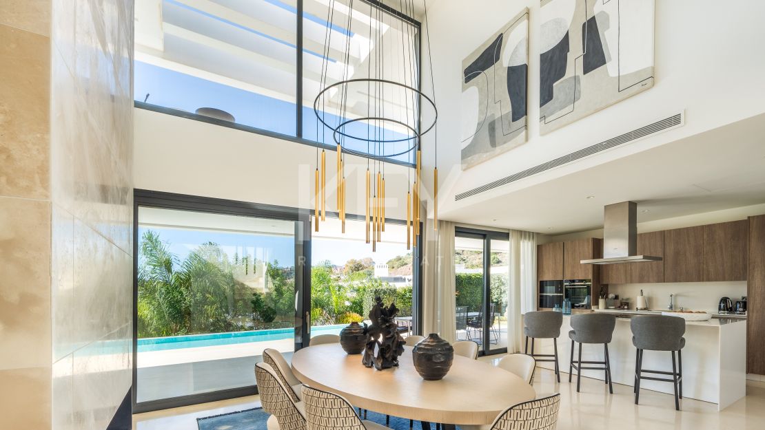 Современная вилла в потрясающей долине гольфа на продажу в Лос-Оливос, Нуэва-Андалусия, Марбея