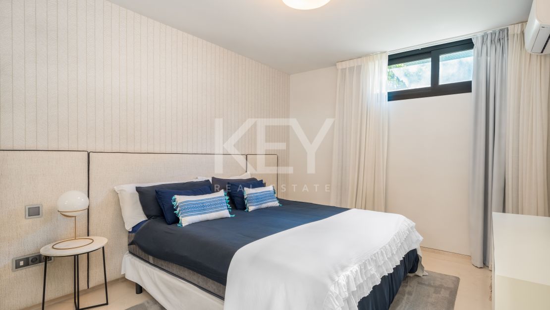 Современная вилла в потрясающей долине гольфа на продажу в Лос-Оливос, Нуэва-Андалусия, Марбея