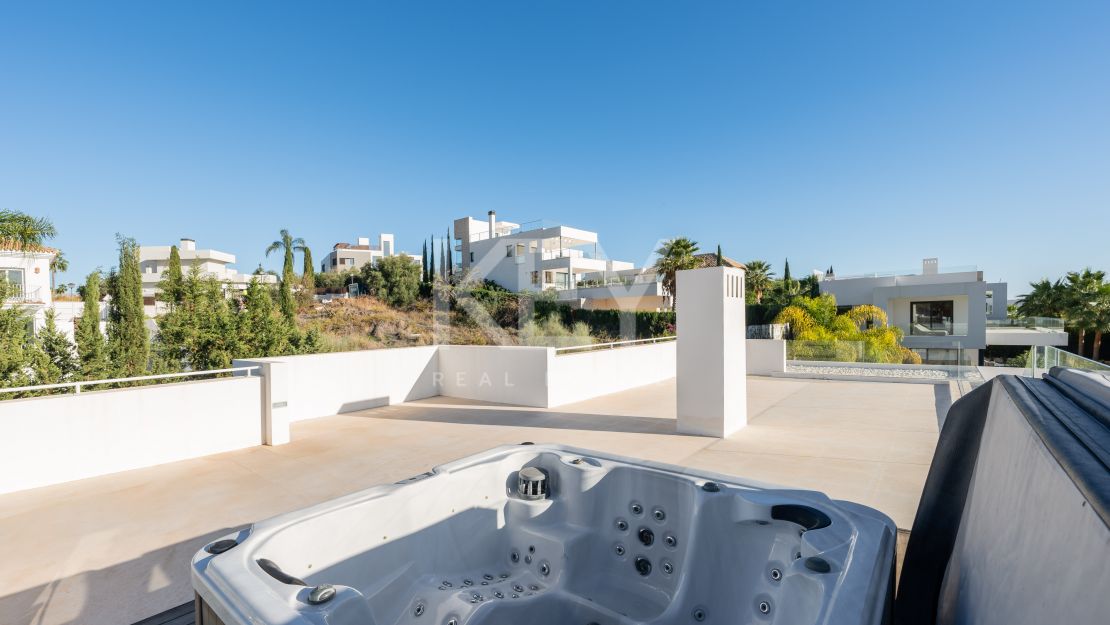 Современная вилла в потрясающей долине гольфа на продажу в Лос-Оливос, Нуэва-Андалусия, Марбея