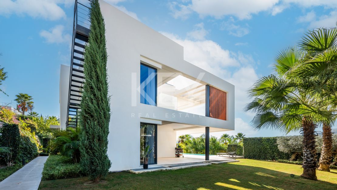 Современная вилла в потрясающей долине гольфа на продажу в Лос-Оливос, Нуэва-Андалусия, Марбея