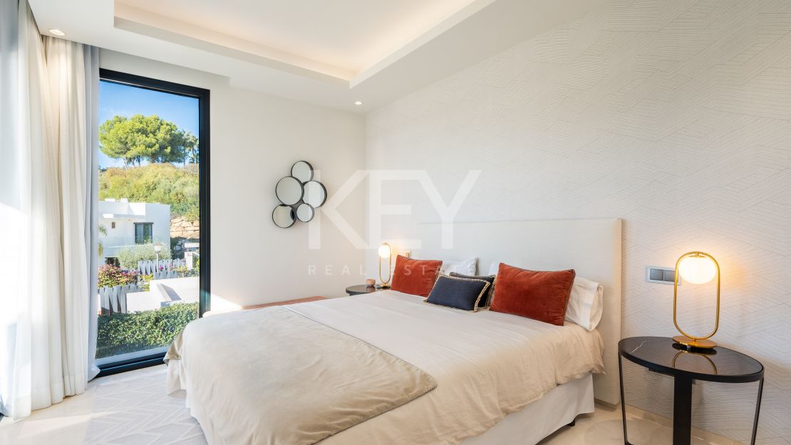 Современная вилла в потрясающей долине гольфа на продажу в Лос-Оливос, Нуэва-Андалусия, Марбея