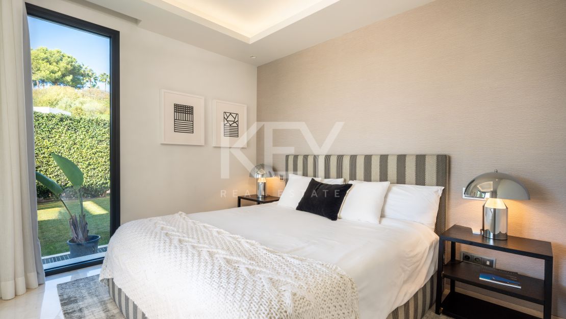 Современная вилла в потрясающей долине гольфа на продажу в Лос-Оливос, Нуэва-Андалусия, Марбея