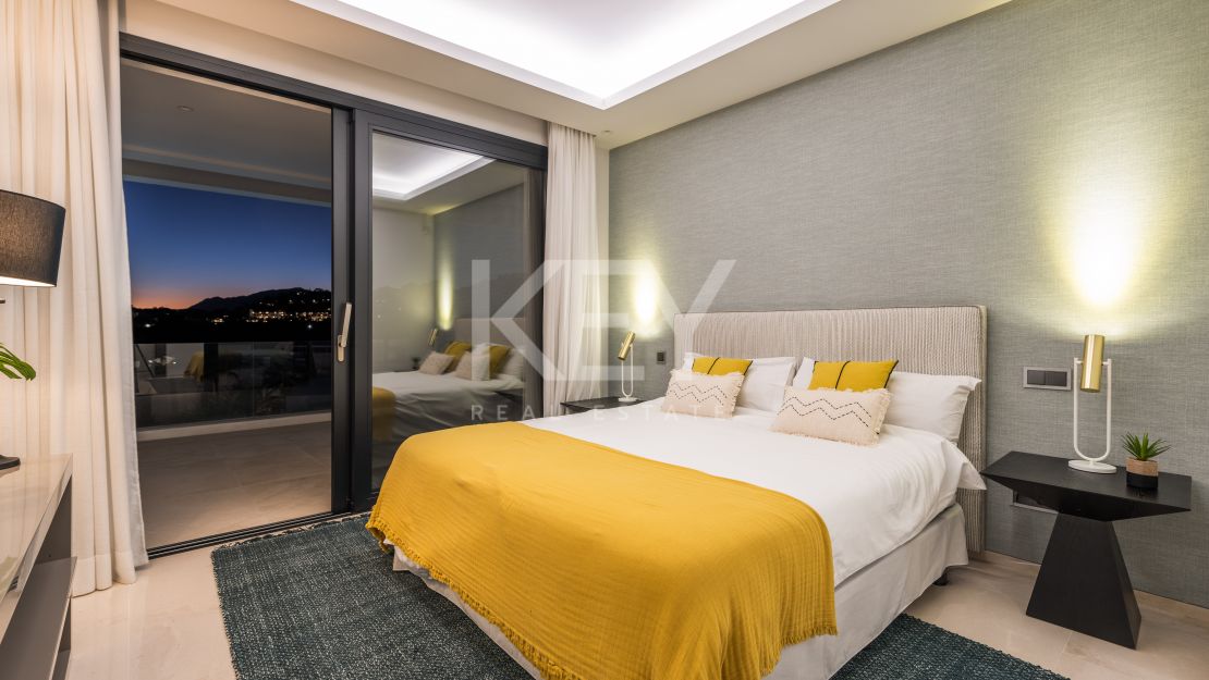 Современная вилла в потрясающей долине гольфа на продажу в Лос-Оливос, Нуэва-Андалусия, Марбея