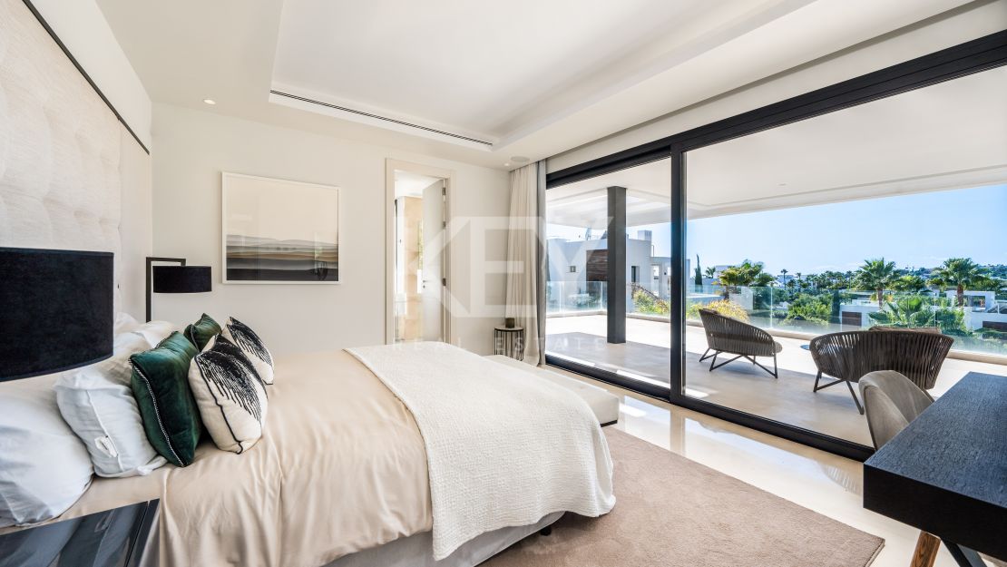 Современная вилла в потрясающей долине гольфа на продажу в Лос-Оливос, Нуэва-Андалусия, Марбея