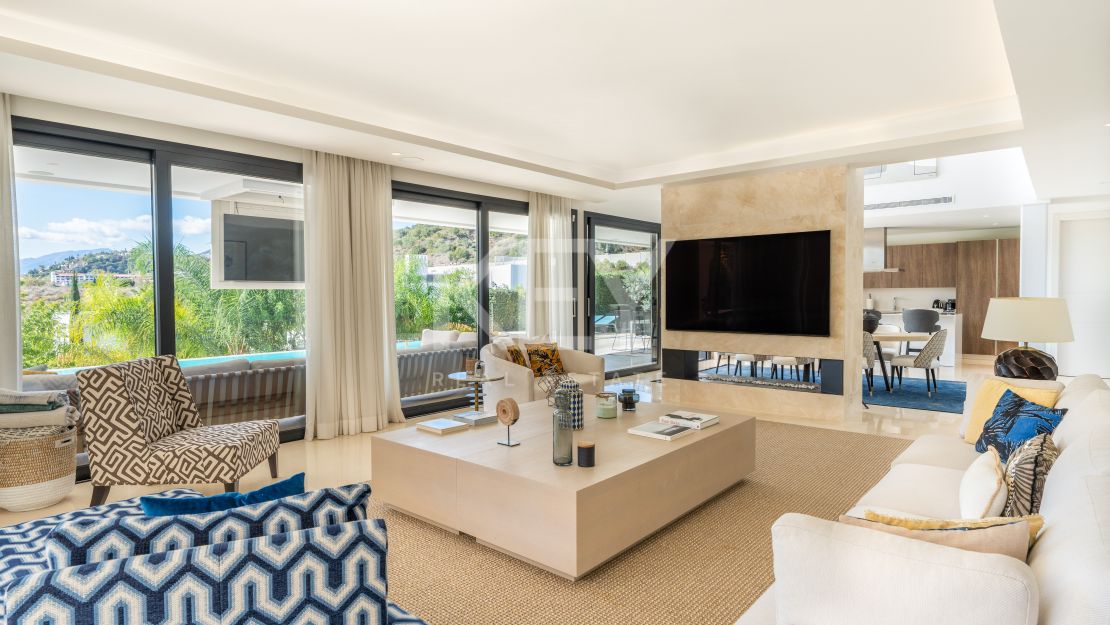 Современная вилла в потрясающей долине гольфа на продажу в Лос-Оливос, Нуэва-Андалусия, Марбея