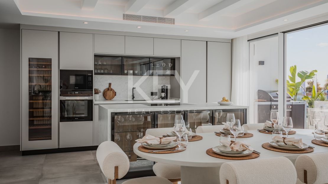  Ático dúplex de lujo en venta en el icónico Puerto Banús, Marbella