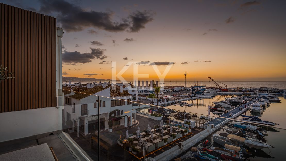  Ático dúplex de lujo en venta en el icónico Puerto Banús, Marbella