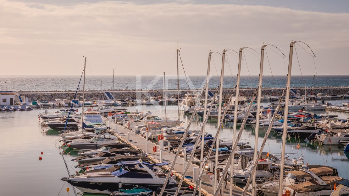  Ático dúplex de lujo en venta en el icónico Puerto Banús, Marbella