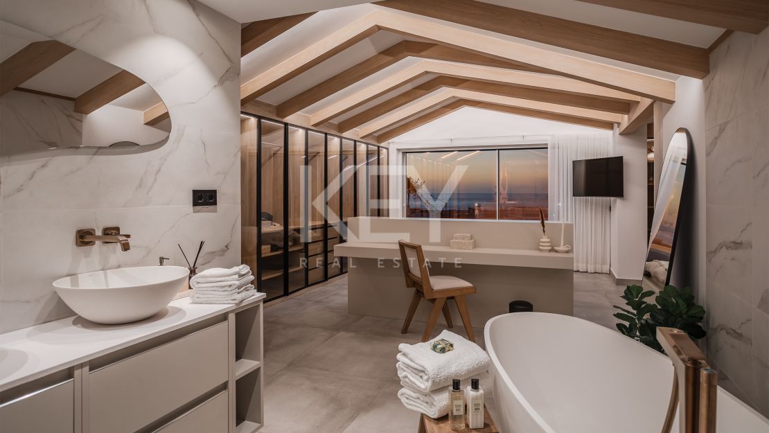  Ático dúplex de lujo en venta en el icónico Puerto Banús, Marbella